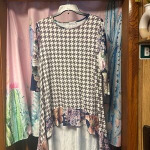 Umgee Black and White Houndstooth Floral Tunic